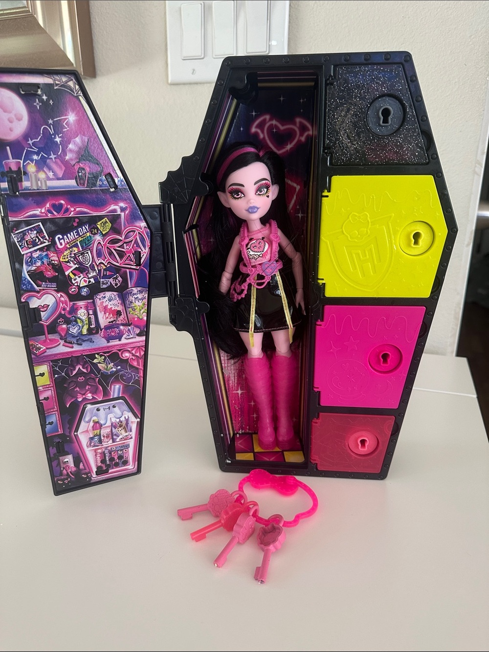 Monster High G3 Dracula with coffin locker and accessories